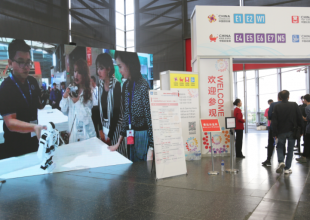 婴鸣talk绿巨人最新官网下载传媒直击2018CKE中国婴童展 暨超级爆款金婴奖隆重开启